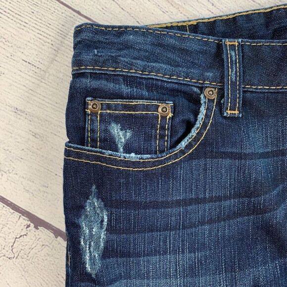 BKE Capri Jeans sz 28 Dark Wash Factory Fading Distressing 22" inseam - Picture 4 of 9